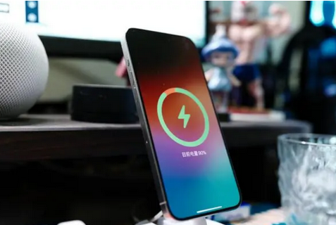 西峡苹果15换屏服务分享用什么充电器给iPhone15充电更好 